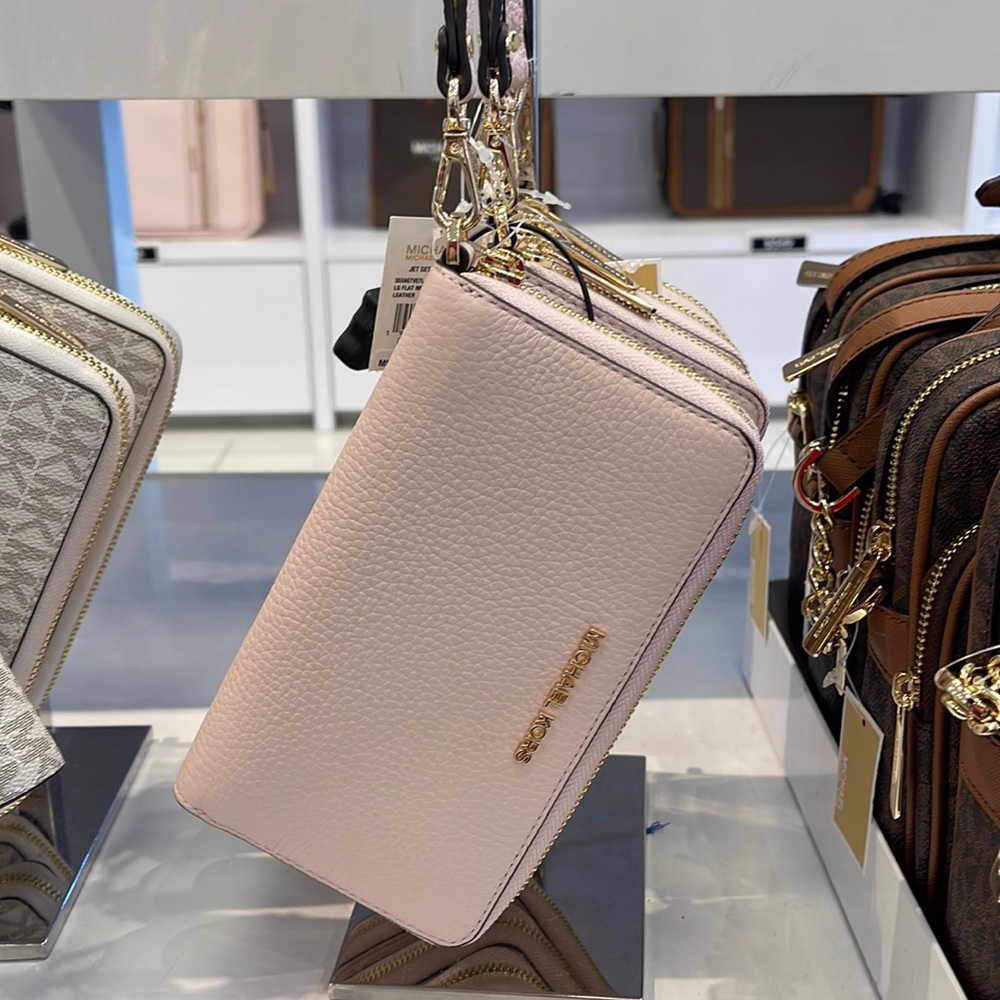 Michael Kors Jet Set Travel Large Flat Multifunction Phone Case Wristlet 
NWT - Picture 2 of 16